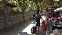 Dia ambil makanan, kan jelas di video itu dia ngais sampah terus langsung dimakan, karena itu tong sampah warung, kebetulan jualan nasi bungkus. Jadi banyak sampah-sampah nasi bungkus, kata pengunggah video, Dwikayanthi Pudja ketika dimintai konfirmasi, Selasa (23/10/2018).
