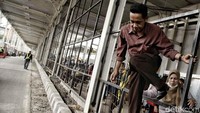 Karena tak hanya membahayakan keselamatan diri sendiri tetapi juga membahayakan keselamatan orang lain.