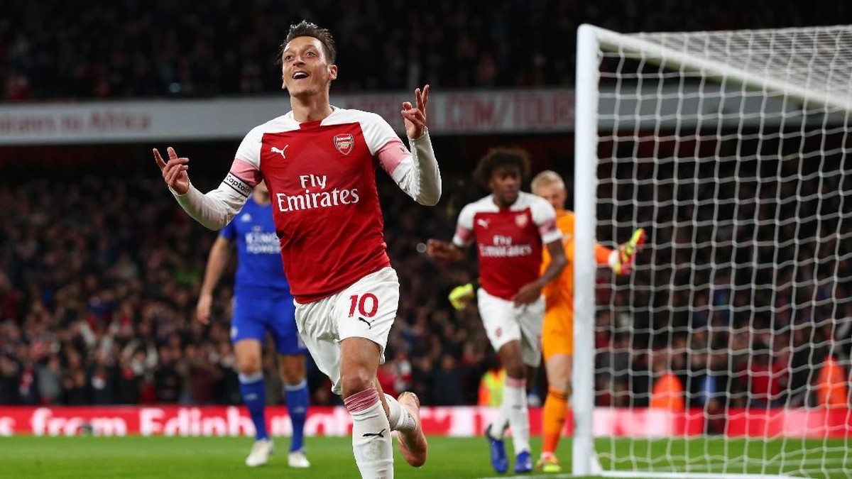 Mesut Oezil menjadi pemain Jerman paling subur di Premier League (Foto: Clive Rose/Getty Images)