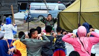 Kegiatan trauma healing dilaksanakan oleh tim psikologi TNI AL di lapangan Tenis Lanal Palu, Senin (22/10/2018). Istimewa/Puspen TNI.