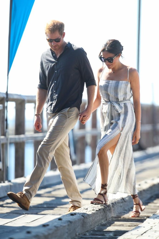 Gestur Meghan yang memegangi perutnya tampaknya akan berbenturan dengan aturan istana. Disebutkan bahwa anggota kerajaan sebenarnya tidak diperkenankan menunjukkan perut mereka yang membesar. Meghan pun diharapkan akan lebih sering memakai busana longgar, tidak terbuka dan tidak ketat. Foto: Getty Images