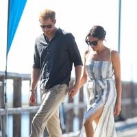 Gestur Meghan yang memegangi perutnya tampaknya akan berbenturan dengan aturan istana. Disebutkan bahwa anggota kerajaan sebenarnya tidak diperkenankan menunjukkan perut mereka yang membesar. Meghan pun diharapkan akan lebih sering memakai busana longgar, tidak terbuka dan tidak ketat. Foto: Getty Images