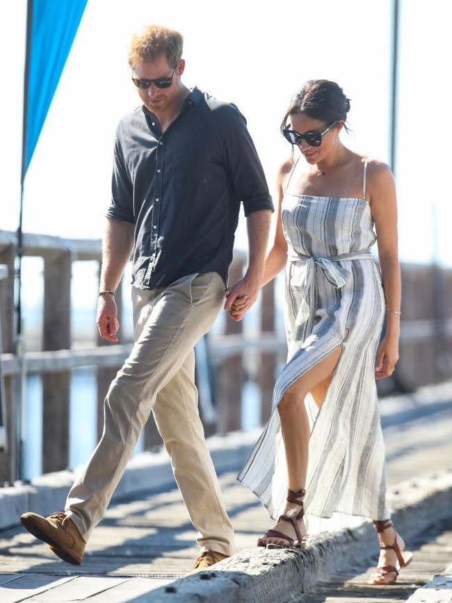 Kesalahan tersebut kembali terulang dalam kunjungan resmi Meghan dan Harry ke Fraser Island, Australia, Oktober lalu. Pada sebuah kesempatan, sang Duchess of Sussex berbalut maxi dress bergaya boho dengan belahan rok tinggi yang mengumbar paha kirinya. (Foto: Getty Images)