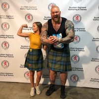 Saat itu Kelsey adalah seorang pelayan di salah satu bar yang sedang mengadakan kompetisi angkat beban. Björnsson saat itu mengikuti pertandingan tersebut. Keduanya pun berkenalan dan jatuh cinta. @thorbjornsson, @kelc33.