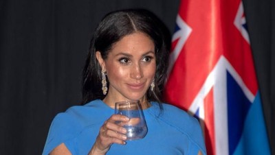 Foto: Bak Superhero, Ini Gaya Anggun Meghan Markle Pakai Gaun Bersayap