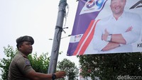 Alat peraga kampanye itu dicopot karena dipasang di tempat yang dilarang.