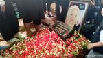 Keluarga Ikhlas dan Tabah di Pemakaman Titi Qadarsih