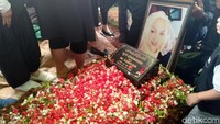 Titi Qadarsih wafat di usia 73 tahun akibat kanker usus.