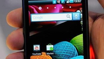 Samsung Galaxy S yang rilis tahun 2010, menandai awal kejayaan Samsung sebagai produsen smartphone terbesar di dunia. Foto: Getty Images