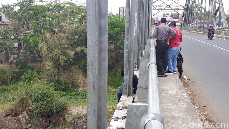 Berkat Polisi, Pelajar SMA Gagal Bunuh Diri Ketiga Kalinya Berkat Polisi, Pelajar SMA Gagal Bunuh Diri Ketiga Kalinya