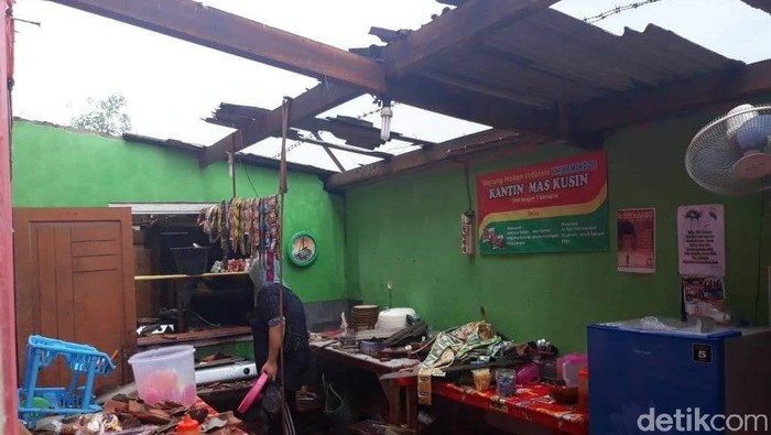 Angin Kencang Rusak Rumah Warga dan Sekolah di Brebes