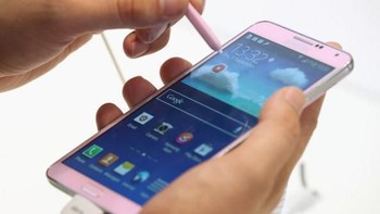Desain ponsel Samsung pun semakin bagus dan mereka sampai saat ini, masih nomor satu di dunia. Foto: Getty Images