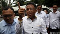 Dia didampingi oleh pengacaranya Indra dan Sekjen PKS Mustafa Kamal.
