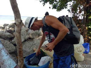 Para Bule Kehabisan Ongkos: Diongkosi Polisi sampai Mengais Sampah