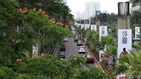 Sejumlah tiang monorail di kawasan Senayan, Jakarta, tampak terbengkalai, Selasa (23/10/2018).