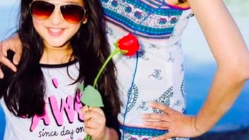 Bersama sang ibu. Ia juga meluncurkan inisiatif Yes, 1 Billion Kids Can Code yang memungkinkan orang-orang mendonasikan game ini ke sekolah-sekolah. Mehta pun membentuk workshop untuk membantu anak-anak di sekolah tersebut untuk menguasai game buatannya. Sampai saat ini, CoderBunnyz telah digunakan di 106 sekolah untuk mengajarkan coding ke anak-anak. Foto: Instagram