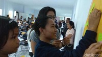 Survivor dari Manado pun turut serta menuliskan harapannya. Foto: Aisyah Kamaliah/detikHealth