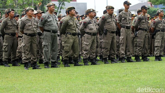 Pemerintah Administrasi Kota Jakarta Barat bersama Bawaslu merazia alat peraga kampanye, Rabu (23/10/2018). Mereka mencopot spandukyang dipasang pada tempat yang dilarang.