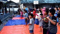 Anak-anak korban gempa diajak menari bersama. Istimewa/Puspen TNI.
