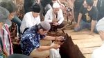 Keluarga Ikhlas dan Tabah di Pemakaman Titi Qadarsih