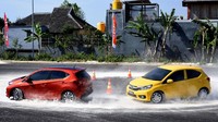 Aksi-aksi liar dipamerkan para pebalap di kawasan GWK, Bali. Dok. Honda Prospect Motor.