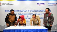 Direktur Utama Bank BTN Maryono bersama Ketua Umum PP INI (Ikatan Notaris Indonesia) Yualita Widyadhari (kedua kiri) didampingi Direktur BTN Andi Nirwoto (kanan), dan Sekretaris PP INI Tri Firdaus Akbarsyah (kiri) menandatangani kerjasama terkait penyediaan jasa layanan perbankan dan pembuatan akta tanah dalam rangka kegiatan perbankan,  di Jakarta, Selasa (23/10/2018).