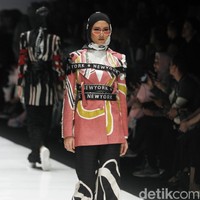 Dian juga membawa kembali tren typography yang sebenarnya bukan hal baru di dunia fashion. Typography tak hanya tertuang pada corak scarf, tapi juga pada aksesori seperti belt. Foto: Mohammad Abduh/Wolipop