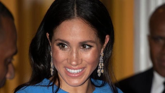 Meghan Markle dan Pangeran Harry SUVA, FIJI - OCTOBER 23: Meghan, Duchess of Sussex arrives for the State dinner on October 23, 2018 in Suva, Fiji. The Duke and Duchess of Sussex are on their official 16-day Autumn tour visiting cities in Australia, Fiji, Tonga and New Zealand. (Photo by Ian Vogler - Pool/Getty Images)