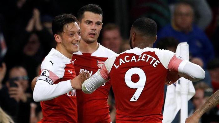 Mesut Ozil dan pemain Arsenal lain terciduk nge-fly dengan gas tawa. Foto: Peter Nicholls/Reuters Mesut Ozil dan pemain Arsenal lain terciduk nge-fly dengan gas tawa. Foto: Peter Nicholls/Reuters