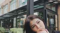 Kesha belakangan ini menjadi sorotan netizen karena kedekatannya dengan seorang bule pasca putus dari aktor Wafda Saifan Lubis. Di sini Kesha terlihat asyik menikmati segelas minuman dari gelas tumblernya. Foto: Instagram Kesha Ratuliu