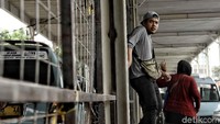 Pagar pembatas jalur di bawah skybridge yang belum terpasang sepenuhnya membuat warga memilih menerobos celah-celah itu ketimbang harus berjalan memutar yang jauh.