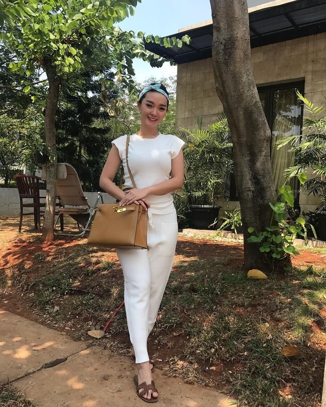 Tampil casual dengan busana serba putih, Zaskia Gotik terlihat memakai sandal dan tas Hermes. Tas Hermes yang dibawanya merupakan seri Hermes Kelly II 32 Retourne Togo Gold seharga Rp 150 jutaan. Foto: Instagram @zaskia_gotix