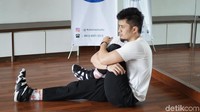 Masih gerakan yang sama, kali ini lakukan dengan kaki sebelahnya. (Foto : Annissa Widya Davita/ detikHealth) 