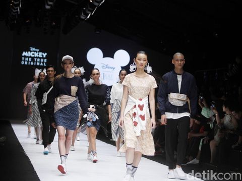 Keren! Gambar Mickey Mouse Berpadu Apik dengan Motif Tenun Indonesia