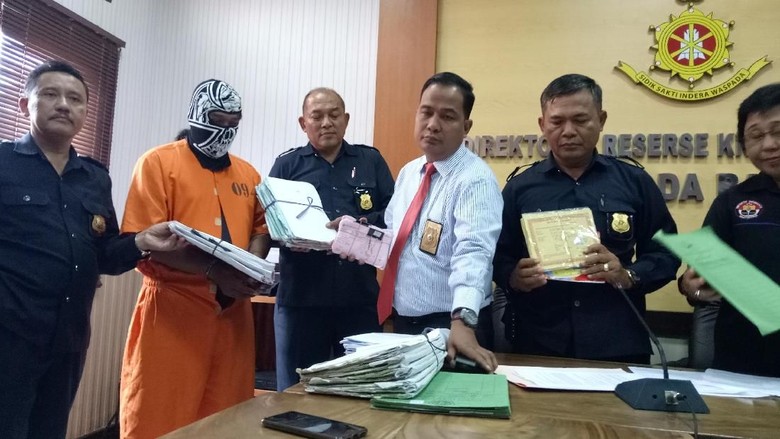 Bobol Kas Rp 15 Miliar, Ketua Lembaga Kredit Adat Bali Ditahan Bobol Kas Rp 15 Miliar, Ketua Lembaga Kredit Adat Bali Ditahan