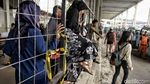 Aksi Bandel Warga Terobos Celah Skybridge Tanah Abang
