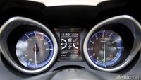 Di dalam panel instrumennya, informasinya juga cukup lengkap. Mulai dari indikator bahan bakar, konsumsi bahan bakar rata-rata, jam, hingga informasi suhu udara. Selain itu, ada pula indikator traction control, cruise control, ABS, dan mode berkendara (T mode dan S mode). Sedikit informasi, traction control berfungsi untuk mengurangi gejala selip ban saat roda belakang berakselerasi, cruise control berfungsi untuk menjaga kecepatan konstan motor tanpa perlu memutar tuas gas, fitur ini sangat cocok digunakan ketika melewati jalan lurus panjang yang sepi.  