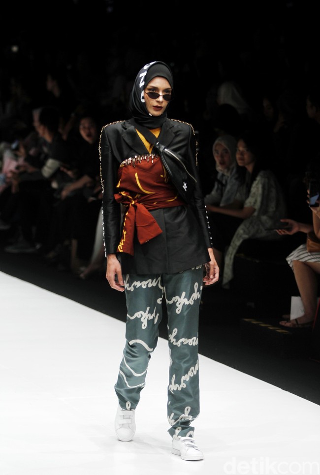 Desainer Dian Pelangi meluncurkan koleksi busana terbaru dengan tampilan sporty untuk para hijabers di Jakarta Fashion Week 2019, Senayan City, Jakarta, Sabtu [20/10/2018]. Foto: Mohammad Abduh/Wolipop