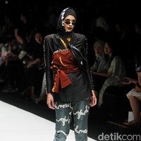 Desainer Dian Pelangi meluncurkan koleksi busana terbaru dengan tampilan sporty untuk para hijabers di Jakarta Fashion Week 2019, Senayan City, Jakarta, Sabtu [20/10/2018]. Foto: Mohammad Abduh/Wolipop