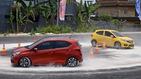 Berkat aksi mereka pasir yang sengaja ditabur panitia di jalanan berhamburan saat ban menyentuh aspal. Dok. Honda Prospect Motor.