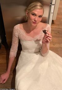 Terciduk! Karlie Kloss Asyik Makan Kue Pernikahannya Jam 2 Pagi