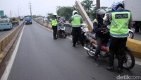 Polisi memeriksa kelengkapan surat kendaraan.