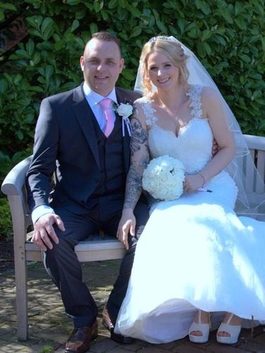 Kat Butcher dan Matthew di hari pernikahannya