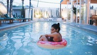 Kesha asyik berenang bersama donat nih. Bukan donat sungguhan tapi ban pelampung bentuk donat. Posenya malu-malu kucing sambil menutup mukanya. Foto: Instagram Kesha Ratuliu