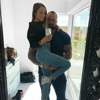 Kelsey mengungkap, perbedaan ukuran tubuh bukan jadi penghalang baginya. Ia pun merasa hubungannya semakin romantis karena sering digendong oleh Björnsson yang juga disebut sebagai pria terkuat itu. Foto: @thorbjornsson, @kelc33. Foto: thorbjornsson@ kelc33