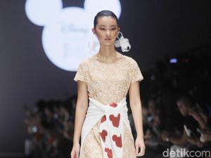 Keren! Gambar Mickey Mouse Berpadu Apik dengan Motif Tenun Indonesia