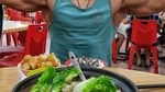 Ganteng dan Atletis, Pose Mantan Penjual Durian Saat Makan