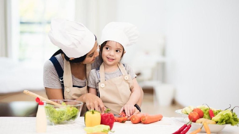 Ilustrasi ajak anak memasak/ Foto: iStock Ilustrasi ajak anak memasak/ Foto: iStock