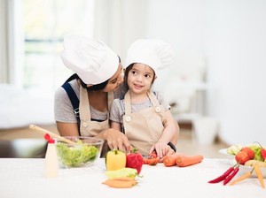 Usia Berapa Anak Sudah Bisa Diajak Memasak?