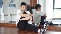 Gerakan berikutnya adalah memeluk lutut, baik untuk pangkal paha. Duduk seharian membuat bagian ini kaku-kaku dan terasa pegal. (Foto : Annissa Widya Davita/ detikHealth)